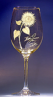 graviertes Weinglas mit Blume