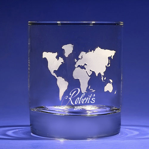 Whiskyglas mit Weltkarte