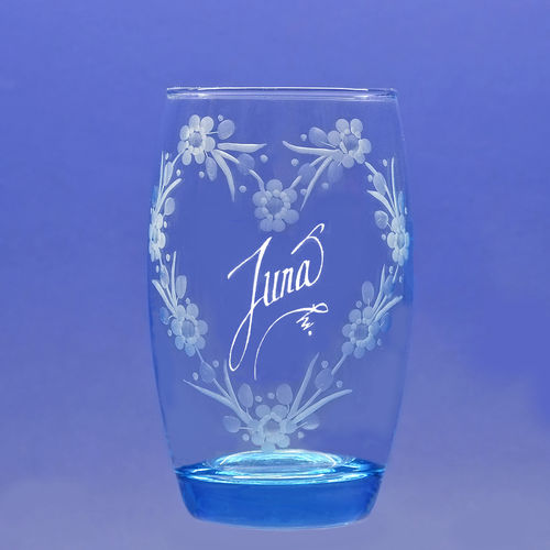 Blaues Saftglas mit Blütenherz